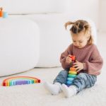 Dywaniki łazienkowe a bezpieczeństwo dzieci: jakie dywaniki wybrać, aby zapobiec wypadkom i urazom?